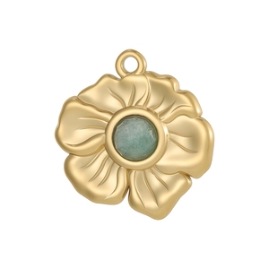 Gros plan détaillé du pendentif fleur en or mat avec pierre précieuse verte et pétales gravés