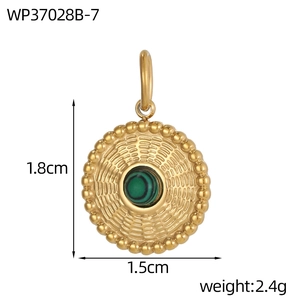Detailansicht runder Goldanhänger mit grünem Malachitstein und Maßen von 1,5 cm mal 1,8 cm