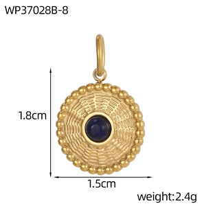 Makro-Detail von rundem Goldanhänger mit blauem Stein-Inlay und strukturiertem Rand