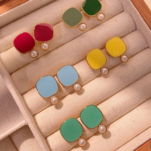 Set de pendientes de perlas retro vintage con esmalte cuadrado colorido y bordes dorados