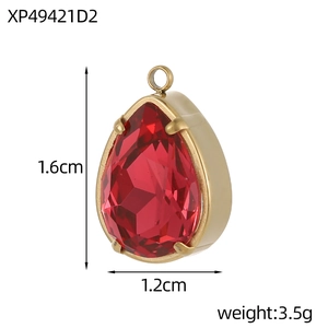 Macro-opname van rode zirkoon hanger in gouden zetting, afmeting 1,6x1,2cm