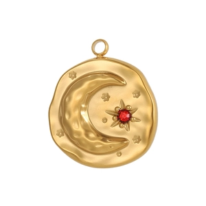 Vue détaillée d'un pendentif pièce dorée martelée avec zircon rouge et croissant de lune