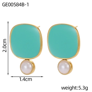 Detalle de los pendientes retro de esmalte turquesa y perla con medidas de 2,0x1,4 cm