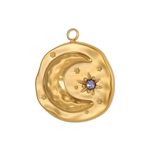 Détail d'un pendentif lune en acier inoxydable doré avec texture martelée et zircon violet