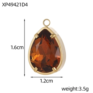 Gedetailleerde weergave van amber traanvormige hanger met maat van 1,6x1,2 cm