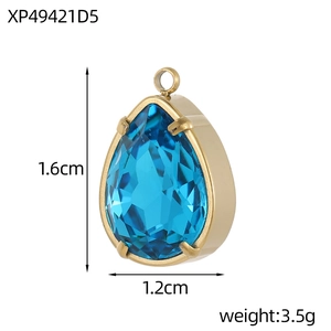 Detail van een 1,6x1,2cm blauwe kristallen druppelhanger in een vergulde zetting