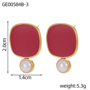 Detalle de pendientes cuadrados rojos con perlas, medidas 2,0 cm de alto y 1,4 cm de ancho