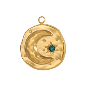 Pendentif pièce dorée martelée avec zircon vert et motif lune et étoile en acier