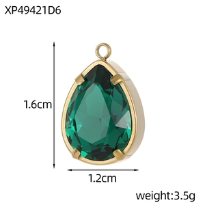 Detail van groene zirkonia druppel hanger met afmetingen van 1,6 cm hoogte