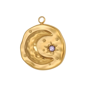 Gros plan du pendentif en acier doré avec texture martelée, lune et zircon violet