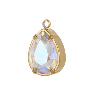 Detail van een druppelvormige kristallen hanger met gouden zetting voor DIY-sieraden