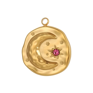 Détail du pendentif lune et étoile en or mat avec zircon rose et texture martelée