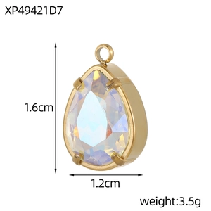 Detail van 1,6cm iriserende druppelvormige zirkoon hanger in gouden zetting