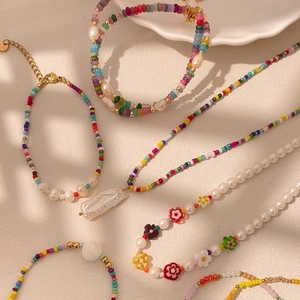 Collar de cuentas de colores dopamina y conjunto de joyas de perlas barrocas