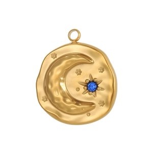 Détail d'un pendentif baroque doré avec lune, étoiles et zircon bleu de style vintage