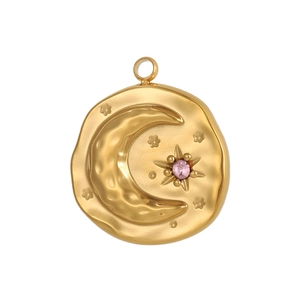 Détail du pendentif lune doré avec texture martelée et étoile en zircon rose