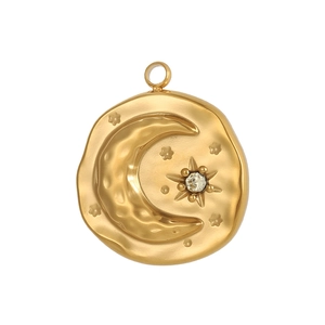 Détail macro du pendentif lune martelé avec étoile en zircon sur disque en acier inoxydable doré