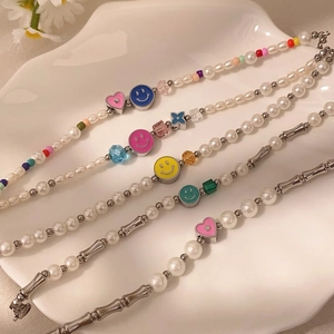 Pulsera colorida de piedra natural y perlas con dijes de sonrisa y acero inox