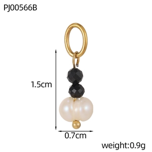 Details en afmetingen van de gouden hanger met zwarte kralen en barokke parel