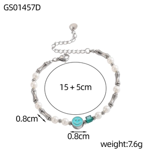 Detalle de pulsera de cuentas con dije de cara sonriente verde y acero inoxidable