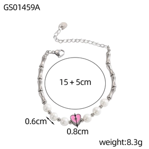 Detalle de pulsera de cadena de acero de bambú con perlas blancas y colgante de corazón