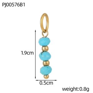 Detail van een turquoise kralenhanger met gouden ringen, 1,9 cm lang en 0,8 g gewicht