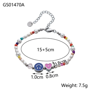 Detalle de pulsera de cuentas con piedras de colores, perlas y dije de carita