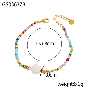 Detalle de la pulsera de cuentas coloridas estilo bohemio con cierre de mosquetón dorado