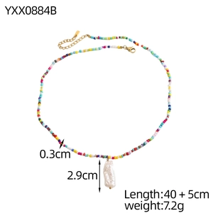 Detalle de collar de cuentas coloridas con perla barroca y dimensiones de 40+5cm de largo