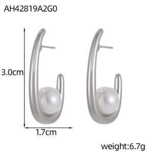 U-shaped earrings with pearls showing dimensions 3.0cm height and 1.7cm width