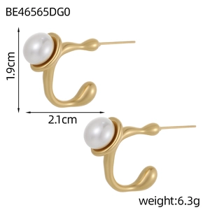 Detailed size specifications for U-shaped gold earrings with white pearl detail