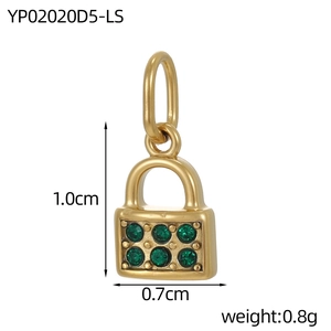 Detalle de colgante candado de corazón dorado con circonitas verdes y dimensiones