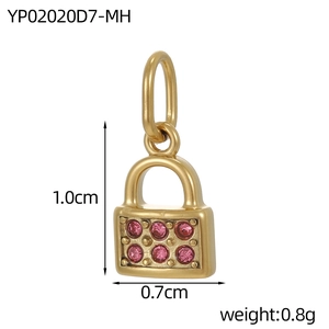 Detalle de dimensiones del colgante de candado dorado con circonitas rosas brillantes