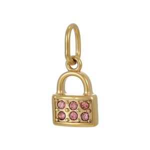 Primer plano del dije de candado dorado con seis piedras de circonita rosa brillantes