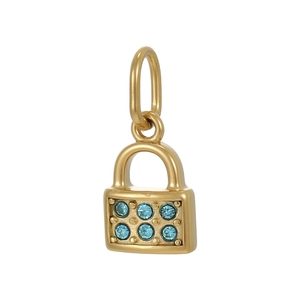 Detalle del colgante de candado dorado con seis piedras de circonita azul brillante