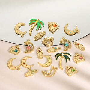 Goldene Titanstahl-Anhänger mit Sommermotiven wie Kokospalme und Mond-Elementen