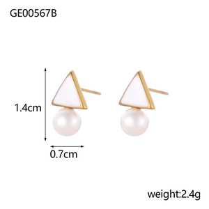 Primer plano de pendientes geométricos dorados con triángulos de nácar y perlas