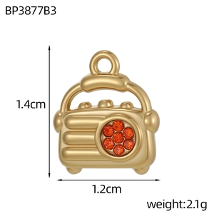 Detailansicht eines Goldradio-Anhängers mit orangen Strasssteinen und 1,4x1,2 cm Größe