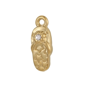 Detail eines goldenen Flip-Flop-Anhängers mit Sternrelief und glitzerndem Kristall