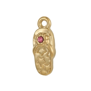 Detailansicht goldener Flip-Flop Anhänger mit rosa Edelstein und Sternengravur