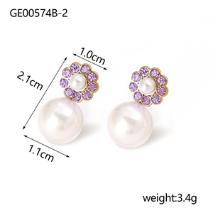 Pendientes de flor delicados con cristales morados y perla blanca en fondo blanco
