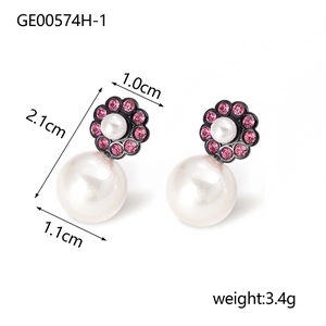 Detalle de pendientes de flor con perlas y cristales rosas con dimensiones