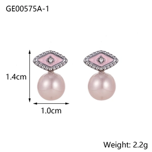 Vista detallada de pendientes de rombo con perlas rosas, tamaño 1,4 cm por 1,0 cm
