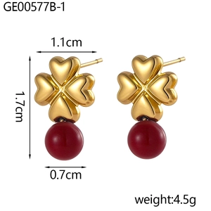 Dimensiones detalladas de pendientes de trébol con cuenta roja y pétalos de corazón