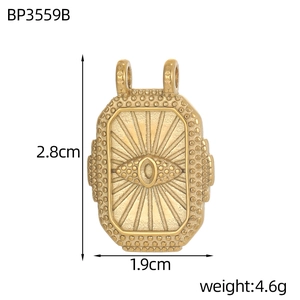Dettaglio del ciondolo dorato rettangolare con incisione malocchio, misura 2,8cm x 1,9cm