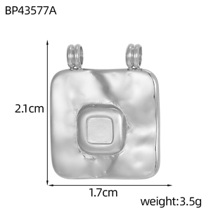 Dettaglio del ciondolo quadrato in acciaio martellato con dimensioni 2,1 cm e peso di 3,5 g