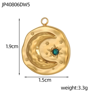 Pendentif vintage en acier inoxydable avec lune, étoile, zircon vert et texture martelée