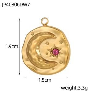 Pendentif baroque lune et étoile avec zircon rose, dimensions de 1,9 cm par 1,5 cm