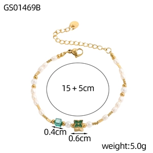 Detalle de pulsera de perlas con trébol verde y dimensiones que muestran 15+5cm de largo