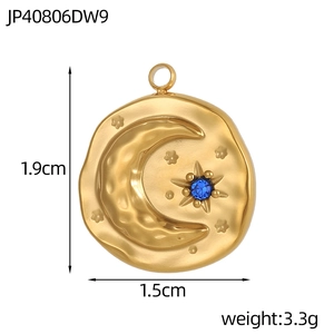 Détail du pendentif rond vintage lune et étoile avec zircon bleu et finition dorée